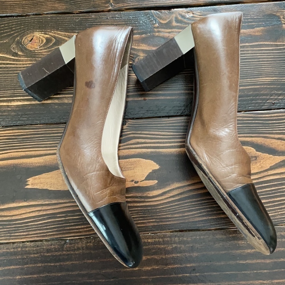 💎HP💎 Chanel Cap Toe Block Heel Two Tone Shoes Sz 40 Metal CHANEL Logo Plate - Picture 6 of 10